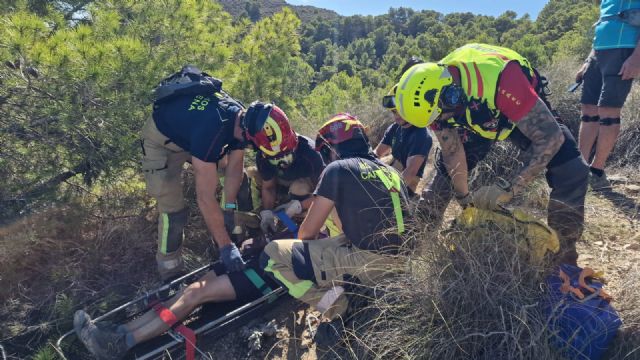 Servicios de emergencia han rescatado en helicóptero a una senderista herida tras sufrir una caída en la Sierra de la Muela, Cartagena - 1, Foto 1