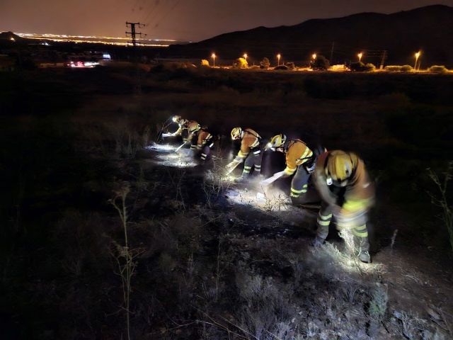 Extinguido el incendio forestal declarado la pasada noche entre El Beal y LLano de Beal, Cartagena - 1, Foto 1