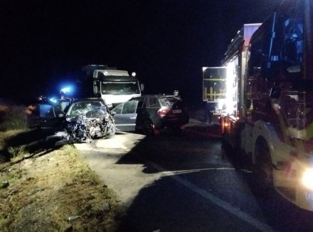 Servicios de emergencia liberan, atienden y trasladan a dos heridos en accidente de tráfico en Lorca - 1, Foto 1