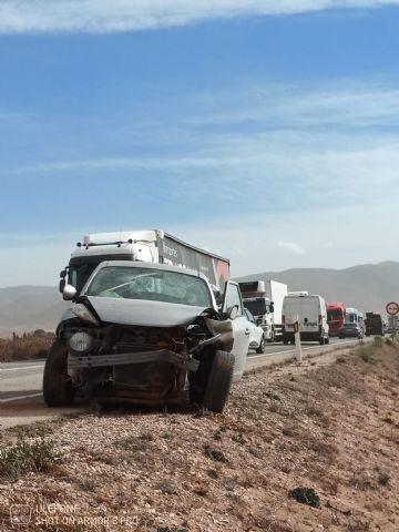 Servicios de emergencia atienden a tres heridos en un accidente de tráfico en Yecla - 1, Foto 1