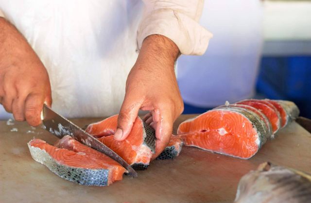 Los profesionales de pescados y mariscos de Pescadería Younes Ceuta - 1, Foto 1