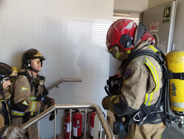 Bomberos sofocan un incendio en las cubiertas del Hospital General Universitario Los Arcos del Mar Menor - 1, Foto 1