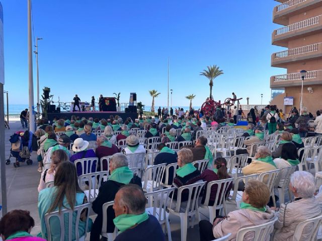 En tu parqueo en el mío y la Red de Puntos de Encuentro de Mayores, congregaron a cientos de personas en la plaza Castillo de Mar, en La Manga - 1, Foto 1