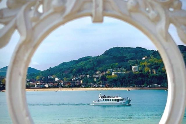 Disfrutar de un paseo en barco por la Bahía de La Concha y la costa de Donostia San Sebastián - 1, Foto 1