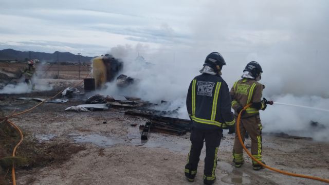 Incendio de palets declarado en el exterior de una nave en Purias - 1, Foto 1