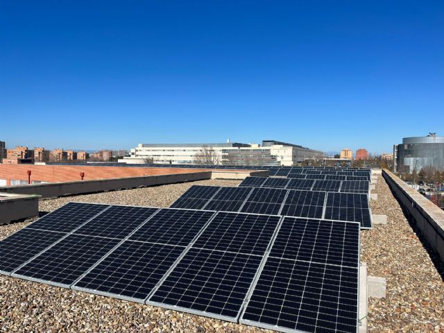 Isla Solar instala paneles solares en el IES Jimena Menéndez Pidal de Fuenlabrada - 1, Foto 1