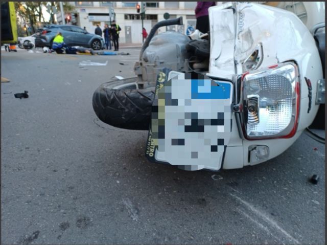 Sanitarios atienden y trasladan a tres personas heridas en accidente de tráfico ocurrido en C/ Isaac Albéniz, Murcia - 1, Foto 1