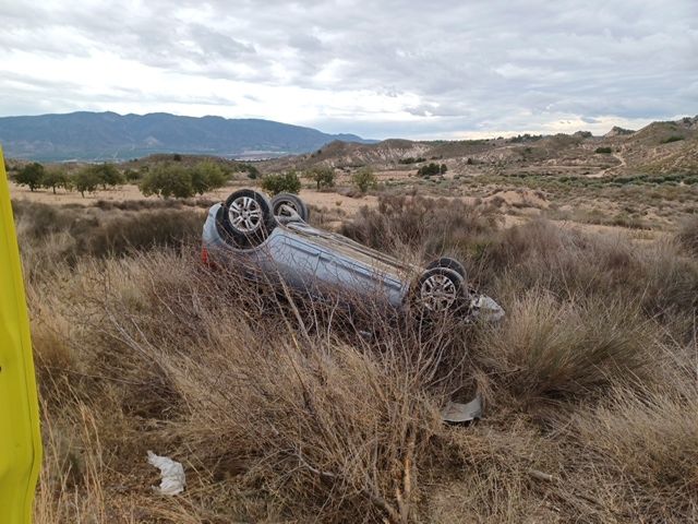 Rescatada la conductora de un vehículo que ha volcado en la carretera RM-C19, cerca de Cañada Hermosa - 1, Foto 1