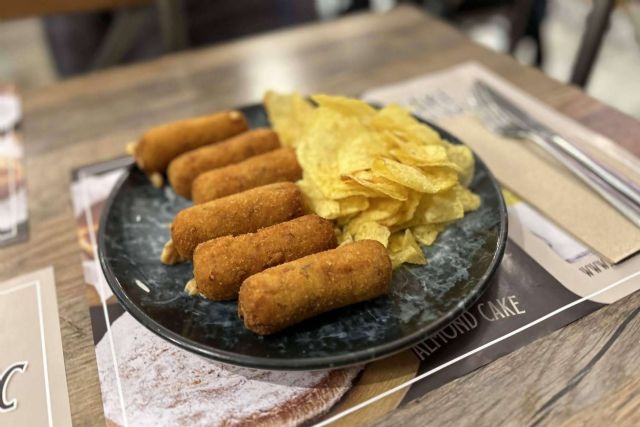 Taberna La Española ofrece exquisitas croquetas y tortilla de patatas en Madrid - 1, Foto 1