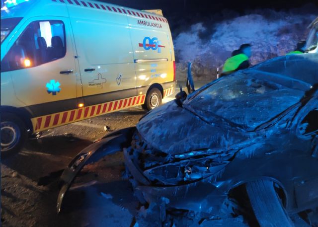 Servicios de emergencia rescataron y trasladaron al hospital a un hombre gravemente herido en accidente de tráfico ocurrido anoche en Cieza - 1, Foto 1