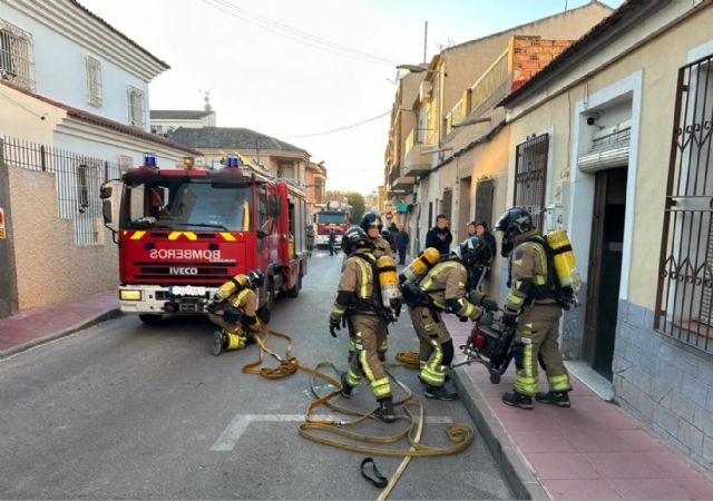 Servicios de Emergencia han extinguido el incendio originado en el patio de una vivienda, en Molina de Segura - 1, Foto 1