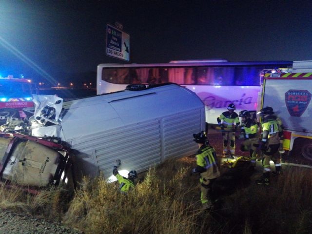 Un herido en la colisión de una furgoneta y un tractor en Águilas - 1, Foto 1