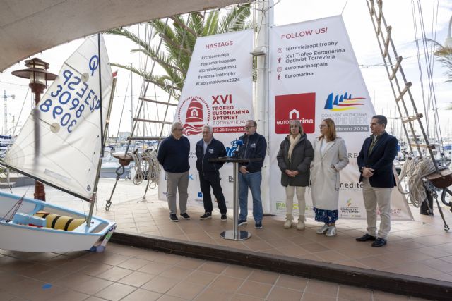 Foto de familia de la presentación en el RCN de Torrevieja | ©J. Carrio / RCNT, Foto 1