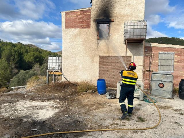 Servicios de emergencia apagan el incendio declarado en un cortijo de la pedanía de la Torrecilla, Lorca - 1, Foto 1