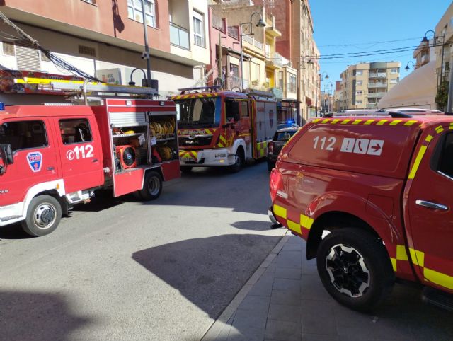 Bomberos CEIS trabajan en sofocar un incendio eléctrico en un edificio en el Bº. de San Cristóbal de Lorca - 1, Foto 1