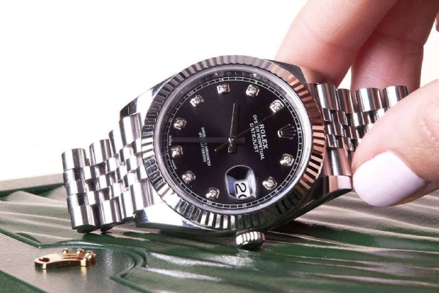 Rolex en la online mano