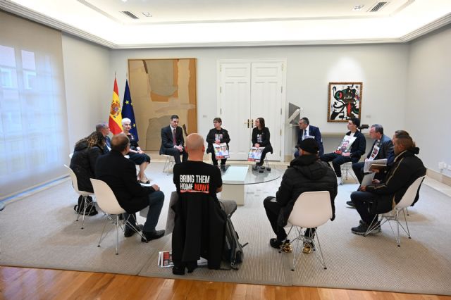 Pedro Sánchez se reúne con familiares de rehenes israelíes secuestrados por el grupo terrorista Hamás - 1, Foto 1