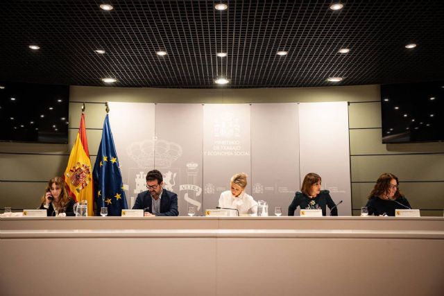 Díaz preside la primera Mesa de Diálogo Social para erradicar la discriminación a las personas LGTBI en las empresas - 1, Foto 1