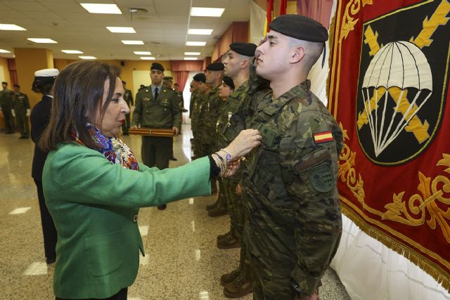 La ministra de Defensa impone condecoraciones a miembros de la Brigada Paracaidista por su papel en la misión del Líbano - 1, Foto 1