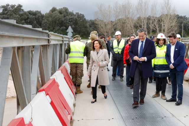 Robles elogia el trabajo realizado por el Ejército de Tierra en la instalación del puente logístico en Aldea del Fresno - 1, Foto 1