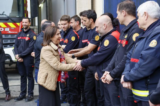 La ministra de Defensa agradece a los bomberos y miembros de la UME su intervención en la extinción del incendio del edificio de Valencia - 1, Foto 1