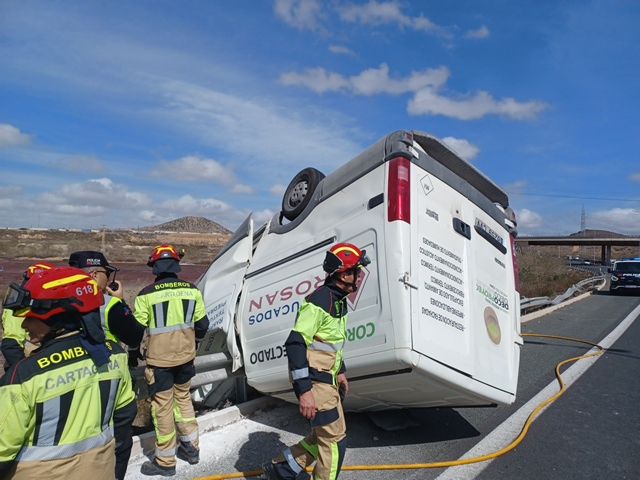 Servicios de emergencia han rescatado y trasladado al hospital al conductor de un vehículo que se ha salido de la vía y volcado, en Cartagena - 1, Foto 1