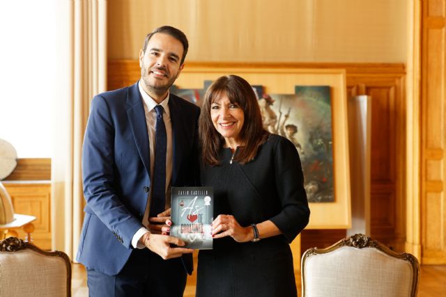 La alcaldesa de Paris, Anne Hidalgo, recibe al escritor David Castillo, autor de la exitosa novela ´As de Corazones´ - 1, Foto 1