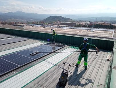 Tot-Net se especializa en la limpieza técnica de placas solares - 1, Foto 1