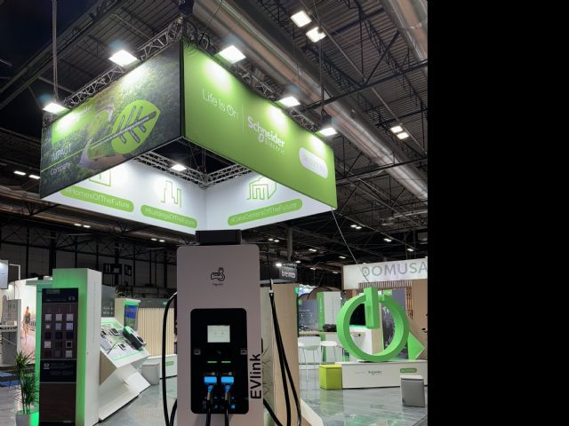 Schneider Electric lanza EVlink Pro DC 180kW, una estación de carga rápida de Vehículo Eléctrico para avanzar en la electrificación de edificios, aparcamientos y flotas - 1, Foto 1