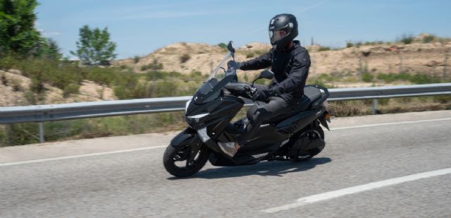 Moverse en moto eléctrica es hasta cuatro veces más económico que en una de gasolina - 1, Foto 1