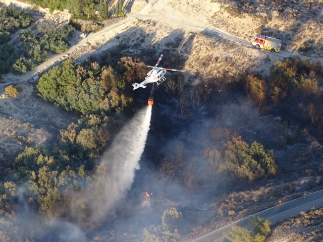 Efectivos del Plan Infomur trabajan en la extinción del incendio forestal declarado cerca de la Hurona, Molina de Segura - 1, Foto 1