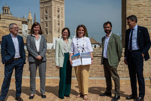 Teresa Ribera firma con los ayuntamientos del entorno de Doñana el reparto de los 70 millones para el desarrollo sostenible del Parque Nacional - 1, Foto 1