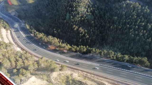 Conato de incendio forestal provocado al arder un camión en el Puerto de la Cadena - 1, Foto 1