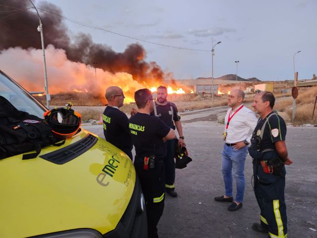 EXTINGUIDO el incendio declarado ayer tarde en el centro de gestión de residuos de Barranco Hondo (Lorca) - 1, Foto 1