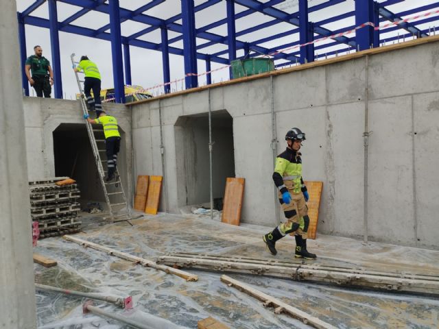 Rescatado y trasladado al hospital un trabajador que se ha caído de una escalera en una obra, en Jumilla - 1, Foto 1