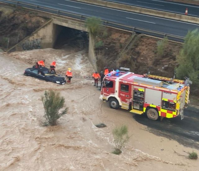 Rescatan a una persona que quedó atrapada al ser arrastrada por una riada en Murcia - 1, Foto 1