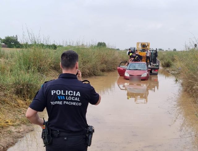 Rescatan a tres personas que estaban atrapadas en su vehículo en un camino inundado en Torre Pacheco - 1, Foto 1