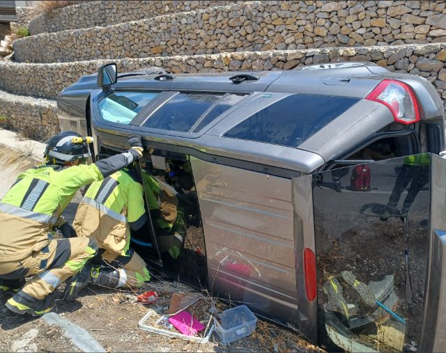 Servicios de emergencia rescataron a una persona que quedó atrapada al volcar el vehículo en el que viajaba, en Lorca - 1, Foto 1