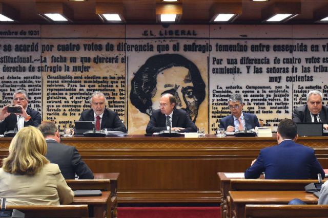 El Gobierno traslada al Ministerio Fiscal que investigue si el president del Parlament balear incurrió en un delito de odio tras romper las fotos de mujeres fusiladas durante el franquismo - 1, Foto 1