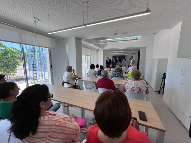 Ciudadanos de distintas edades participan en un taller sobre prevención del fraude financiero - 1, Foto 1