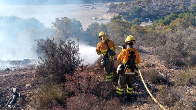 Incendio forestal en la RM-332 en el cabezo al lado de la rotonda en el Puerto de Mazarrn, Foto 1