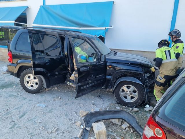 Trasladado al hospital al conductor de un turismo, herido muy grave al chocar contra un muro, en Cehegín - 1, Foto 1