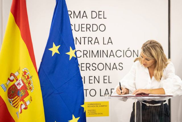 Yolanda Díaz y agentes sociales firman el acuerdo para la igualdad y no discriminación de las personas LGTBI en el ámbito laboral - 1, Foto 1