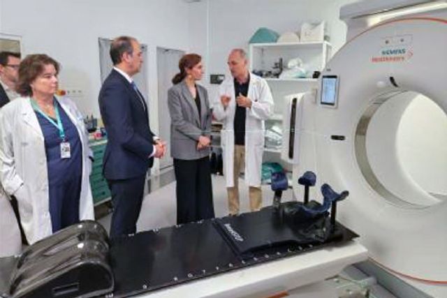 La ministra de Sanidad visita los equipos de alta tecnología del Hospital Miguel Servet - 1, Foto 1