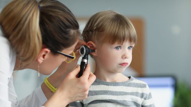 La Dra. Jennifer Cueva, del Centro Médico Quirónsalud Plaza Euskadi, explica tres formas de evitar la otitis en verano - 1, Foto 1