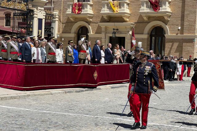 Robles destaca el compromiso de servicio público de los nuevos oficiales del Ejército de Tierra egresados hoy en Zaragoza - 1, Foto 1