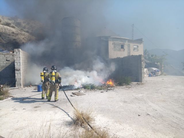 Bomberos extinguen el incendio que se originó en un contenedor en Cieza - 1, Foto 1