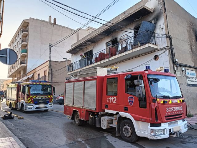 Bomberos extinguen el incendio de una vivienda en Jumilla - 1, Foto 1