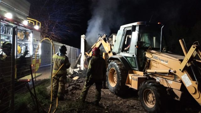 Sanitarios atendieron a un bombero, afectado por el calor durante la extinción del incendio de un camión, la pasada noche en Santomera - 1, Foto 1