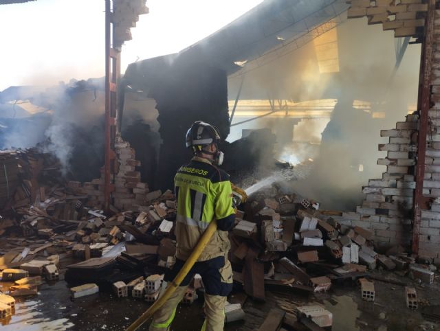 Mando de la extinción declara controlado el incendio en la fábrica de palets de Las Torres de Cotillas - 1, Foto 1